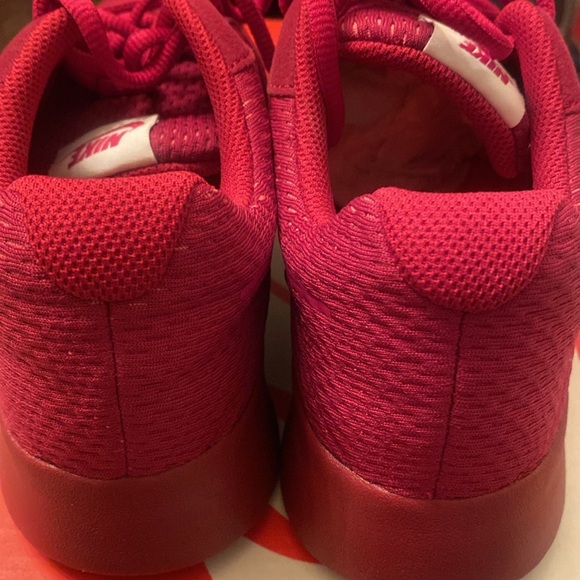 Nike Red Burgundy Tennis Shoes unique color - Picture 2 of 6